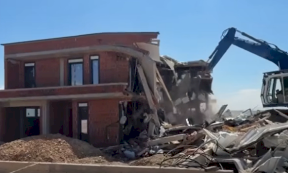 rama-publikon-pamje-te-bagereve-duke-rrenuar-shtepi-pa-leje-ne-hajvali-–-te-gjitha-do-rrenohen