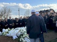 kurti-bashke-me-deputete-e-ministra-te-vv-se-te-pranishem-ne-varrimin-e-babait-te-presidentes