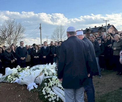 Kurti bashkë me deputetë e ministra të VV së të pranishëm në varrimin e babait të presidentes