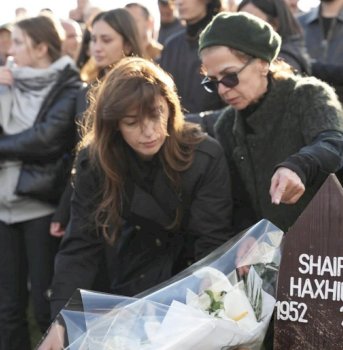 lot-e-dhimbje,-albulena-haxhiu-ndan-pamjet-nga-varrimi-i-babait