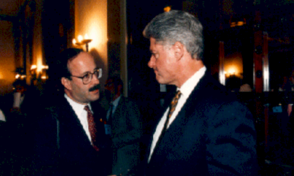 clinton-per-eliot-engel:-aleat-i-pazevendesueshem-per-mua,-nje-mik-i-vertete-–-do-me-mungoje-shume