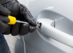 grabitje-e-armatosur-ne-zym-te-prizrenit-–-viktimat-u-perballen-me-sulm-pas-nje-bllokade-me-gure