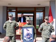 daut-haradinaj-perkujton-me-nderim-te-thelle-deshmorin-ekrem-sadik-dili-ne-27-vjetorin-e-renies-se-tij