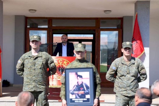 daut-haradinaj-perkujton-me-nderim-te-thelle-deshmorin-ekrem-sadik-dili-ne-27-vjetorin-e-renies-se-tij