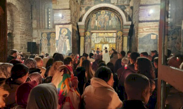 pashket-ortodokse,-patriarku-i-kos-porfirije-mbreme-ka-udhehequr-liturgjine-ne-patrikanen-e-pejes