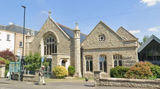 bbc:-dhunohet-nje-grua-nga-disa-burra-afer-oborrit-te-kishes-ne-angli