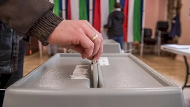 nis-publikimi-i-rezultateve,-me-6.5-perqind-te-votave-te-numeruara-tisza-e-magyar-prin-me-110-ulese,-fidesz-e-orbanit-71