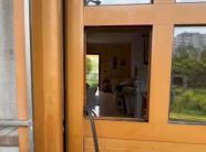 fier:-u-fut-per-te-vjedhur,-hajni-gjendet-i-vdekur-brenda-shtepise-–-i-ngeci-trupi-ne-dritare