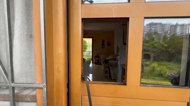 fier:-u-fut-per-te-vjedhur,-hajni-gjendet-i-vdekur-brenda-shtepise-–-i-ngeci-trupi-ne-dritare