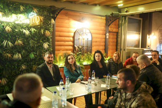 vjosa-osmani-ne-gjilan,-krah-saj-qendron-ish-deputetja-e-ldk-se