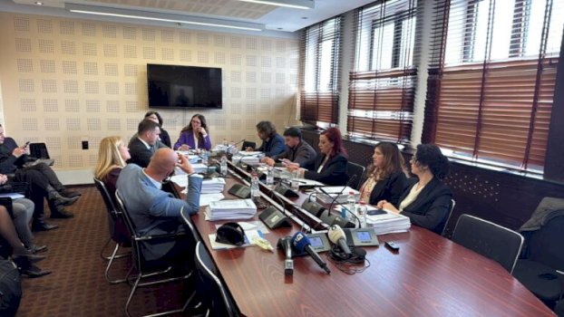 “kur-flas-une,-ti-ndalesh”,-perplasje-mes-musliut-dhe-kryeziut-ne-komisionin-per-bordin-e-rtk-se