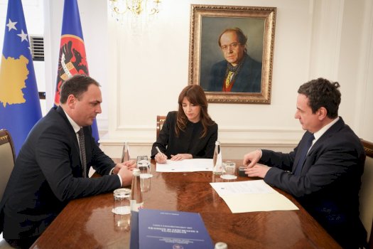 albulena-haxhiu-dhe-albin-kurti-i-vazhdojne-mandatin-drejtorit-te-aki-se