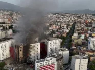 zjarri-i-frikshem-qe-perfshiu-pallatin-12-katesh-ne-tirane,-sigurohen-pamjet-me-dron