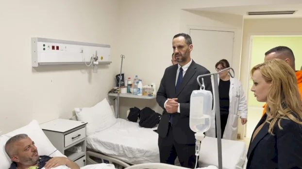 ministri-lamallari-viziton-6-zjarrfikesit-dhe-2-qytetaret-e-asfiksuar-nga-zjarri-ne-kryeqytet:-fatmiresisht-jane-jashte-rrezikut-per-jeten