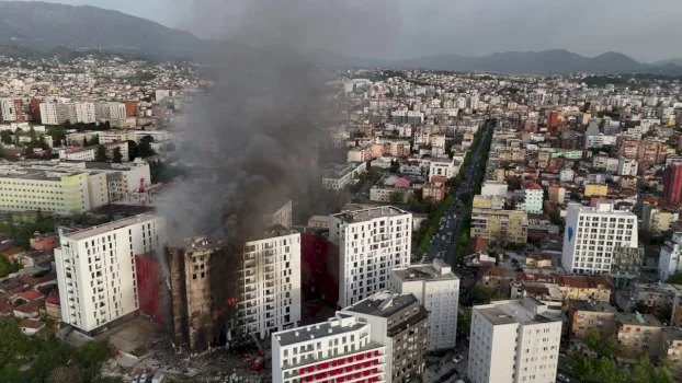 11-persona-te-hospitalizuar-nga-djegia-e-nderteses-ne-tirane,-ende-s’dihet-shkaku-i-zjarrit