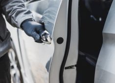 hajnat-vjedhin-veturen-nga-oborri-i-shtepise-ne-zhur,-celesat-i-kishte-brenda