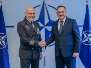 ministri-shqiptar-i-mbrojtjes-takon-zyrtarin-e-nato-s-ne-bruksel,-flasin-per-kosoven-dhe-rolin-e-kfor-it