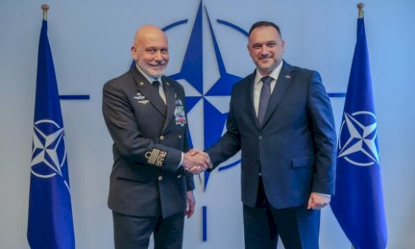 ministri-shqiptar-i-mbrojtjes-takon-zyrtarin-e-nato-s-ne-bruksel,-flasin-per-kosoven-dhe-rolin-e-kfor-it