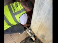 nisin-aksionet-per-shkyqje-ndaj-konsumatoreve-qe-i-kane-borxhe-ujesjellesit,-po-asiston-edhe-policia