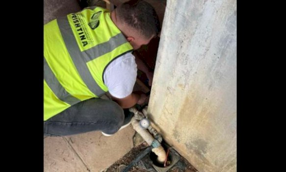 nisin-aksionet-per-shkyqje-ndaj-konsumatoreve-qe-i-kane-borxhe-ujesjellesit,-po-asiston-edhe-policia