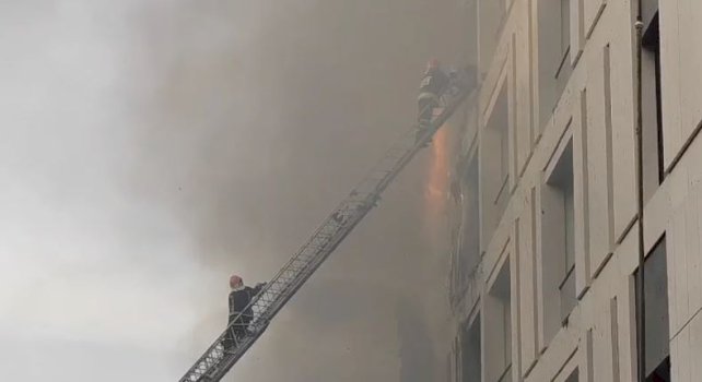 flet-zjarrfikesi-hero-qe-shpetoi-nje-grua-nga-ndertesa-ne-tirane:-“me-tha-me-ler-te-digjem”