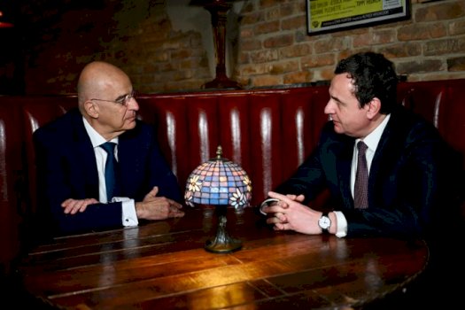 ministri-i-mbrojtjes-se-greqise-ne-kosove,-njofton-per-nje-‘‘mengjes-pune’’-me-kurtin