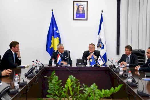 policia-e-kosoves-merr-donacion-dy-automjete-–-kombi-nga-ministria-e-drejtesise-holandeze