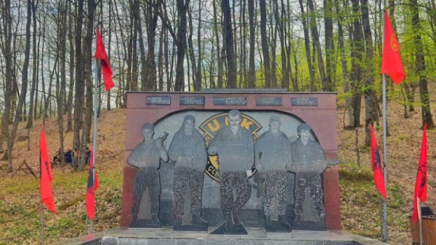 ​homazhe-prane-lapidarit-ne-maznik,-nderohen-deshmoret