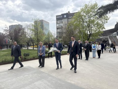 konjufca-dhe-homologu-belg,-prevot-bejne-homazhe-te-memoriali-“heroinat”