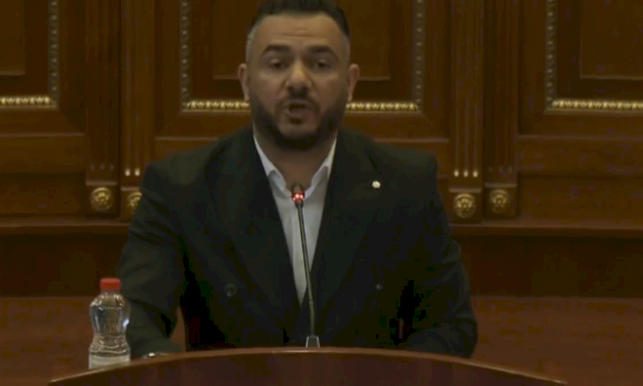 deputeti-galushi-ankohet-ne-kuvend-per-paraqitje-“nencmuese”-te-komuniteteve-rom,-ashkali-e-egjiptian-ne-nje-emision-satirik