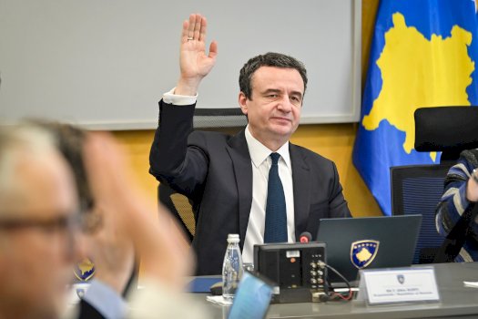 kurti-deklaron-se-i-ka-vec-16-euro-e-41-cente-ne-banke-dhe-se-i-eshte-ngritur-edhe-cmimi-i-qirase