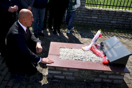 haradinaj-ben-homazhe-ne-ribar-te-vogel-per-martiret-e-18-prillit:-krimet-serbe-nuk-harrohen