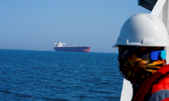 reuters:-dy-anije-tregtare-u-qelluan-me-arme-zjarri-derisa-perpiqeshin-te-kalonin-ngushticen-e-hormuzit