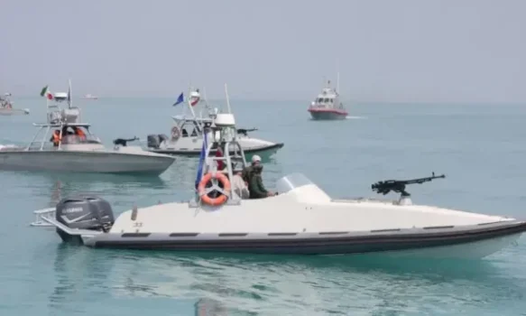 garda-revolucionare-e-iranit-sulmon-nje-cisterne-qe-po-kalonte-ne-ngushticen-e-hormuzit-pas-vendimit-per-mbyllje