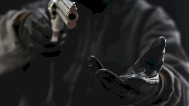 grabitje-e-armatosur-ne-slivove,-policia-kap-tre-te-dyshuar-dhe-sekuestron-nje-ak-47