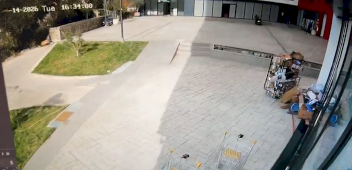 publikohen-pamjet,-si-nisi-zjarri-qe-perfshiu-gjysmen-e-pallatit-ne-tirane?