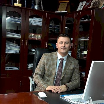 ardian-gjini-largohet-nga-kreu-i-aak’se-ne-gjakove,-flamur-fetahaj-votohet-si-kryetar-i-ri