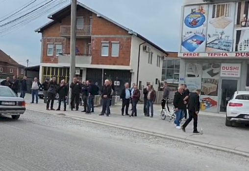 qytetaret-protestojne-ne-kline-per-shkak-te-vonesave-ne-rrugen-hyrese-te-qytetit