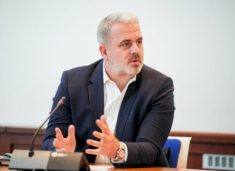 azemi:-vendi-po-shkon-drejt-zgjedhjeve,-sepse-albin-kurti-i-deshi-te-gjitha-pozitat-per-vete!