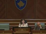 kryeparlamentarja-haxhiu-ia-terheq-verejtjen-haradinajt:-kujdes-me-gjuhen,-mos-e-keqperdor-foltoren