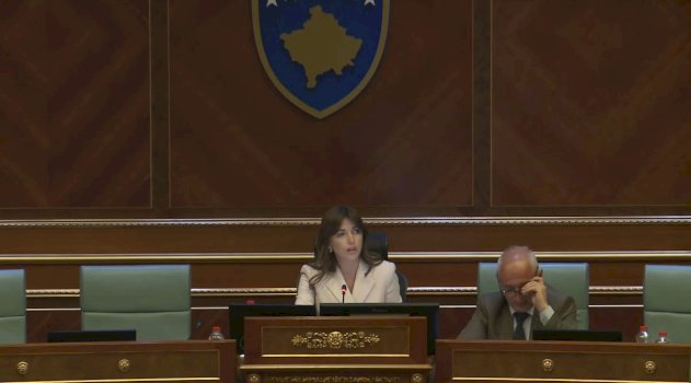 kryeparlamentarja-haxhiu-ia-terheq-verejtjen-haradinajt:-kujdes-me-gjuhen,-mos-e-keqperdor-foltoren