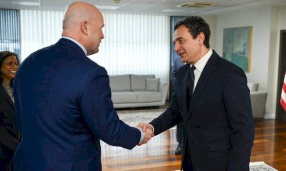 kurti-publikon-pamje-nga-pritja-qe-i-beri-ambasadorit-whitaker:-miqesia-kosove-shba-eshte-dhe-mbetet-e-fuqishme