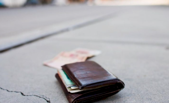 nxenesi-15-vjecar-ne-shtime-dorezon-ne-polici-parate-e-gjetura,-vleresohet-si-shembull-qytetar