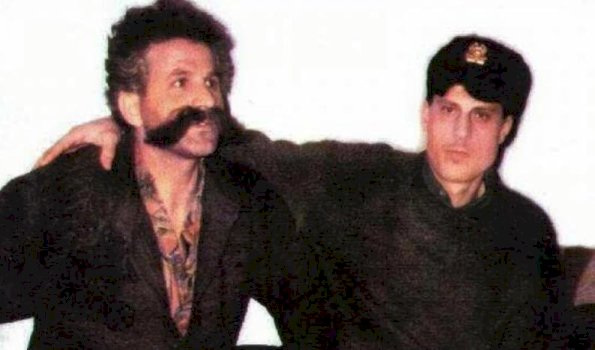 mesazh-pa-fjale,-endriti-publikon-foton-e-thacit-krah-adem-jasharit