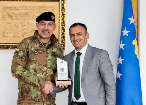 halil-thaci-pret-ne-takim-zv.komandantin-e-kfor-it,-federico-collina