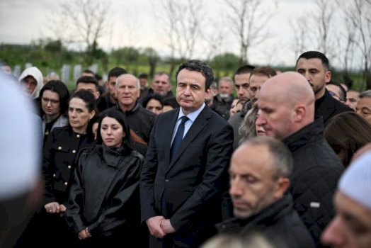 kryeministri-kurti-mori-pjese-ne-ceremonine-e-varrimit-te-yllka-fejzullahut:-nuk-u-ndal-asnjehere-se-punuari