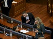 fatos-geci-tenton-t’i-flase,-por-vlora-citaku-e-injoron