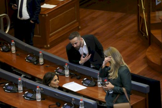 fatos-geci-tenton-t’i-flase,-por-vlora-citaku-e-injoron