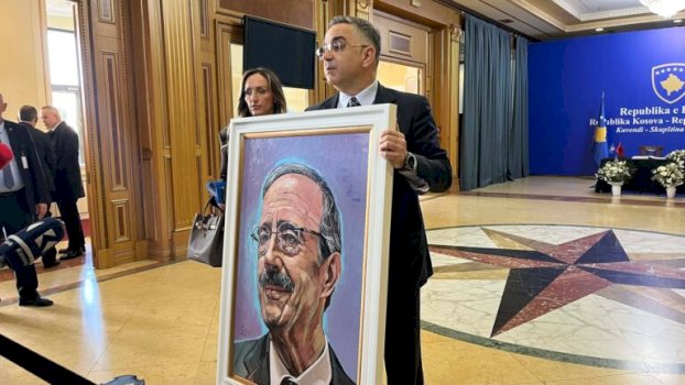 tahiri-i-aak-se-arrin-ne-kuvend-me-portretin-e-kongresmenit-eliot-engel