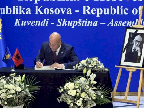 haradinaj-shkruan-ne-librin-e-zise-per-rexhep-qosjen